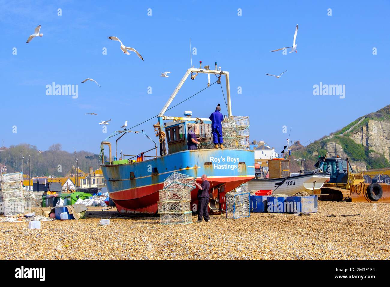 Reti di carico per imbarcazioni da pesca Trawler, che si preparano ad andare in mare, Hastings, UK Foto Stock