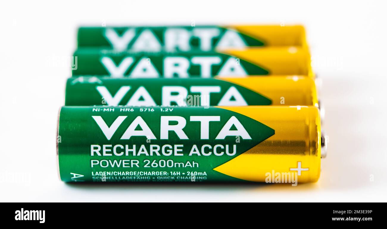 Lviv, Ucraina - 12 dicembre 2022: VARTA ricarica Accu Power batteria Ni-MH AAA su sfondo bianco Foto Stock
