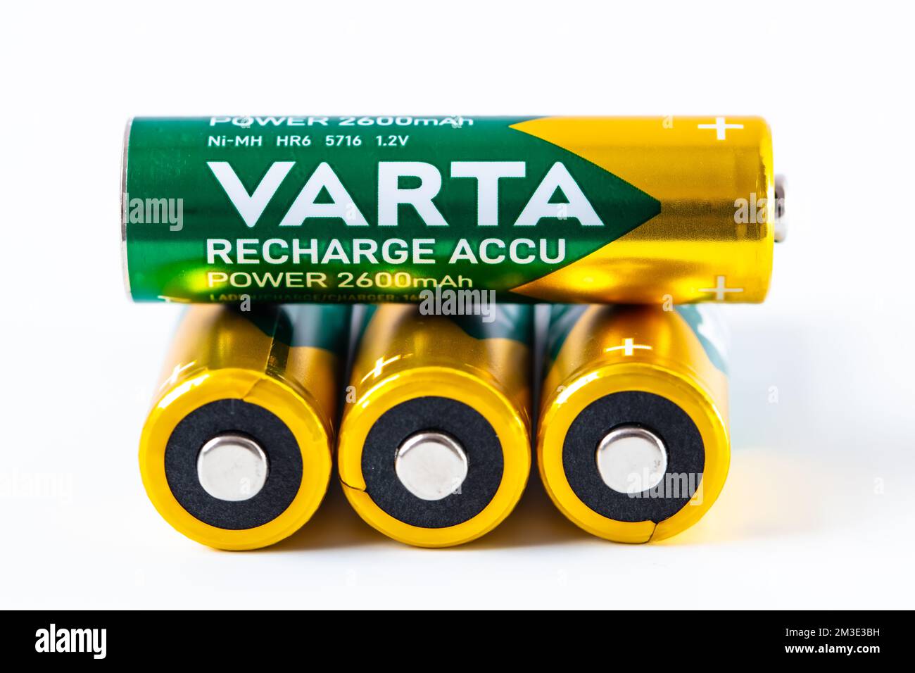 Lviv, Ucraina - 12 dicembre 2022: VARTA ricarica Accu Power batteria Ni-MH AAA su sfondo bianco Foto Stock