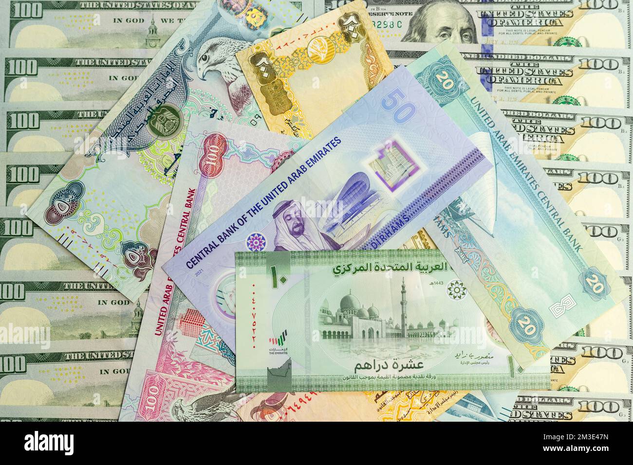 Banconote degli Emirati Arabi Uniti con banconote in dollari statunitensi Foto Stock