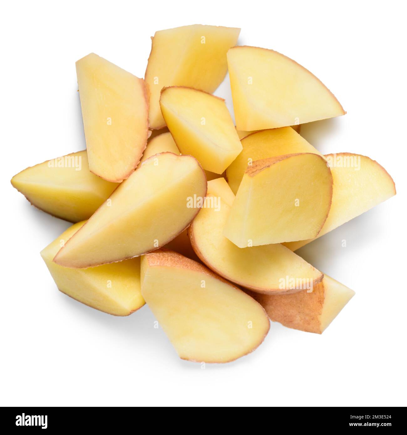 vista dall'alto di pile di verdure di patate tagliate isolate su sfondo bianco Foto Stock