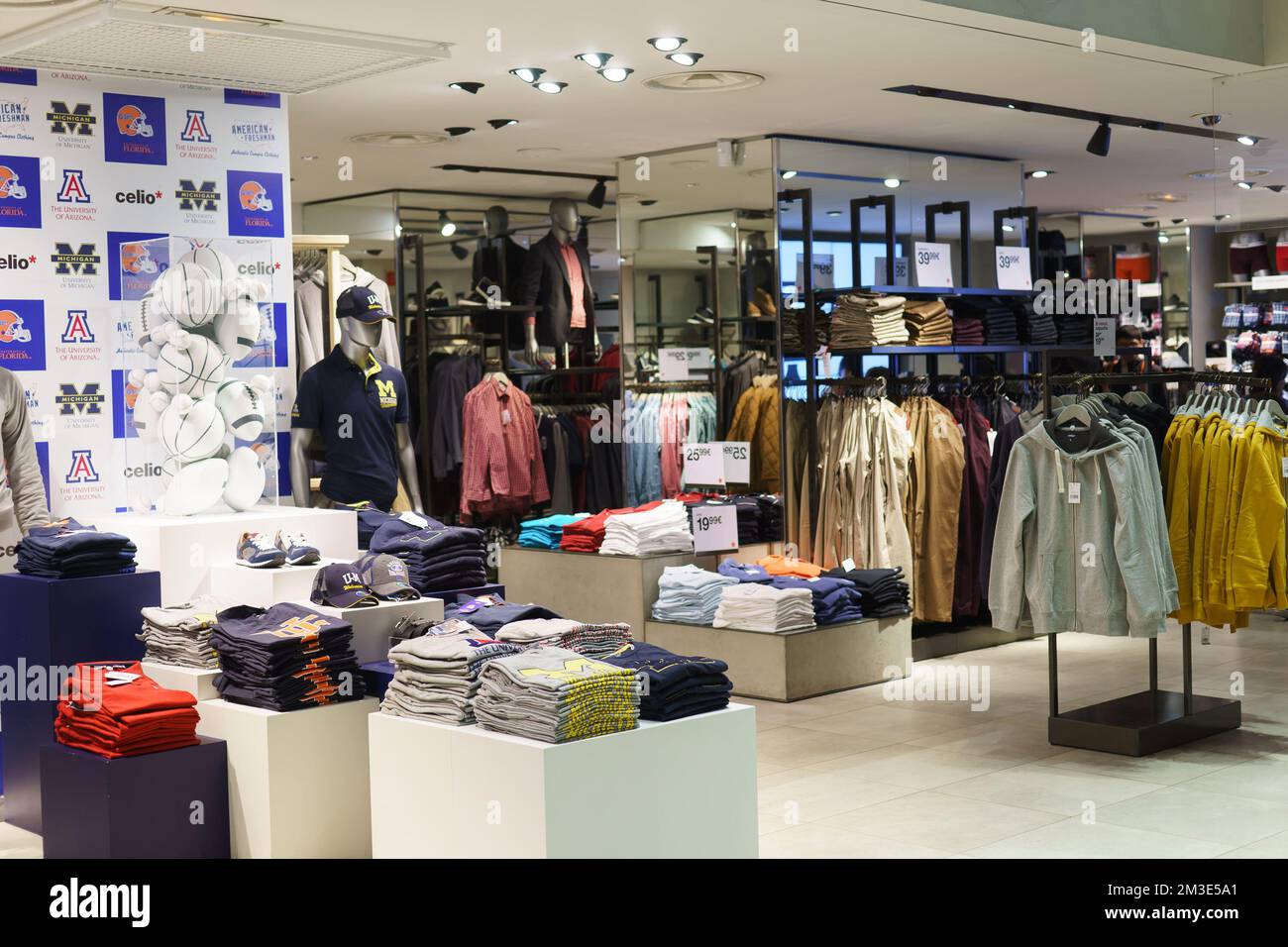 Paris france shopping inside clothes immagini e fotografie stock ad alta  risoluzione - Alamy