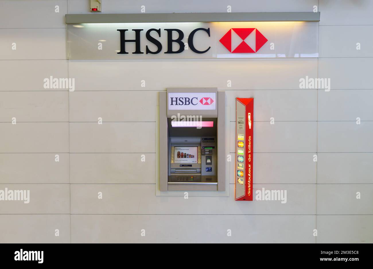 PARIGI - 10 SETTEMBRE: HSBC ATM il 10 settembre 2014 a Parigi, Francia. HSBC Holdings plc è una multinazionale britannica di servizi bancari e finanziari Foto Stock