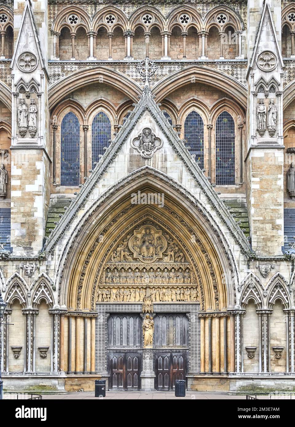 Porta d'ingresso sul lato nord della chiesa reale dell'Abbazia di Westminster, Londra, Inghilterra. Foto Stock