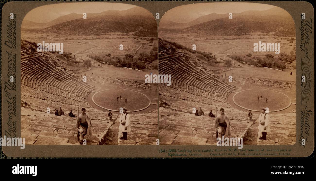 Si affaccia sul maestoso teatro N.W. e tempio di Aesculapio a Epidauros, Grecia, templi greci, siti archeologici, anfiteatri, Teatro Epidauro Epidauro, Santuario di Asclepio Epidauro. Collezione Nicholas Catsimpoolas Foto Stock
