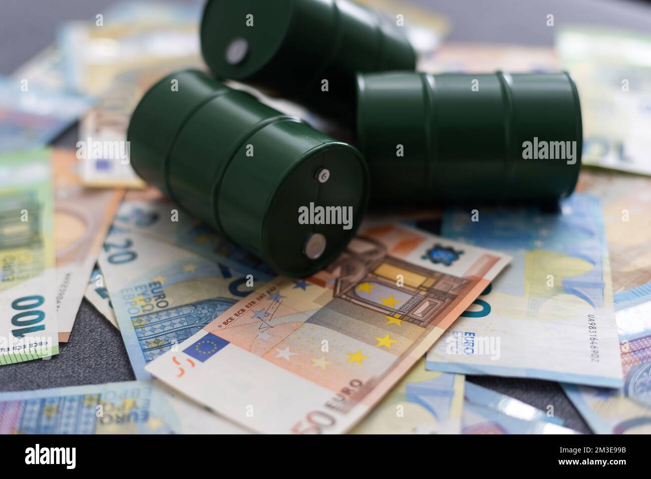 banconote in euro e barile d'olio foto concettuale Foto Stock