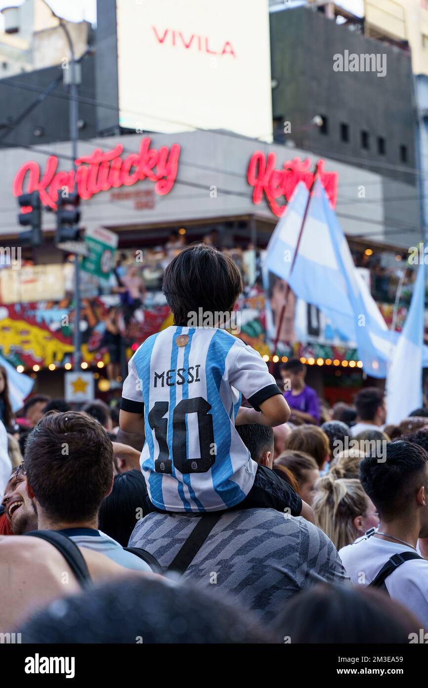 Buenos Aires, Argentina - 14 dicembre 2022: Gli appassionati di calcio argentini festeggiano la vittoria di una partita di calcio alla Coppa del mondo FIFA 2022 del Qatar. Foto di alta qualità Foto Stock