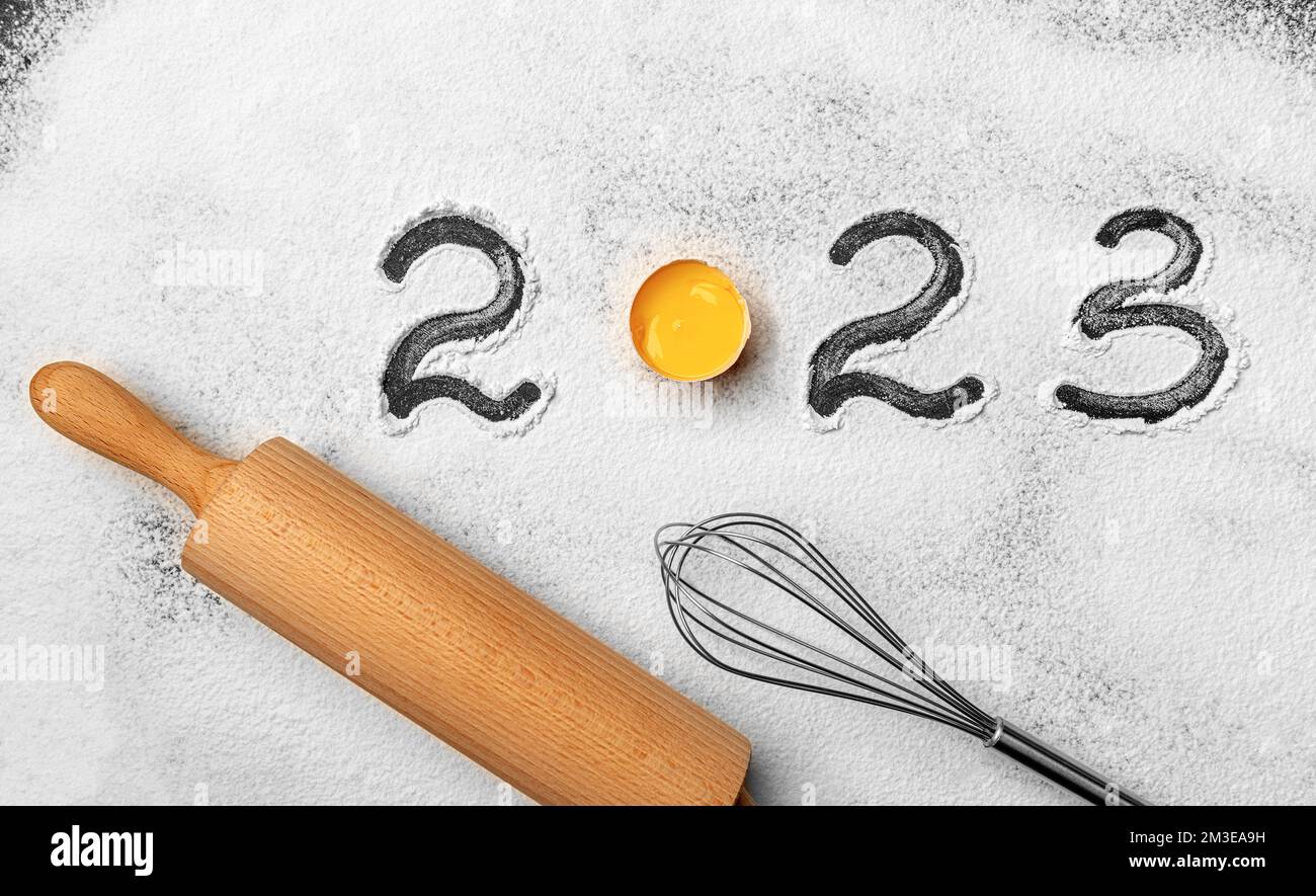 L'iscrizione 2023 sulla farina sul tavolo della cucina. Foto Stock