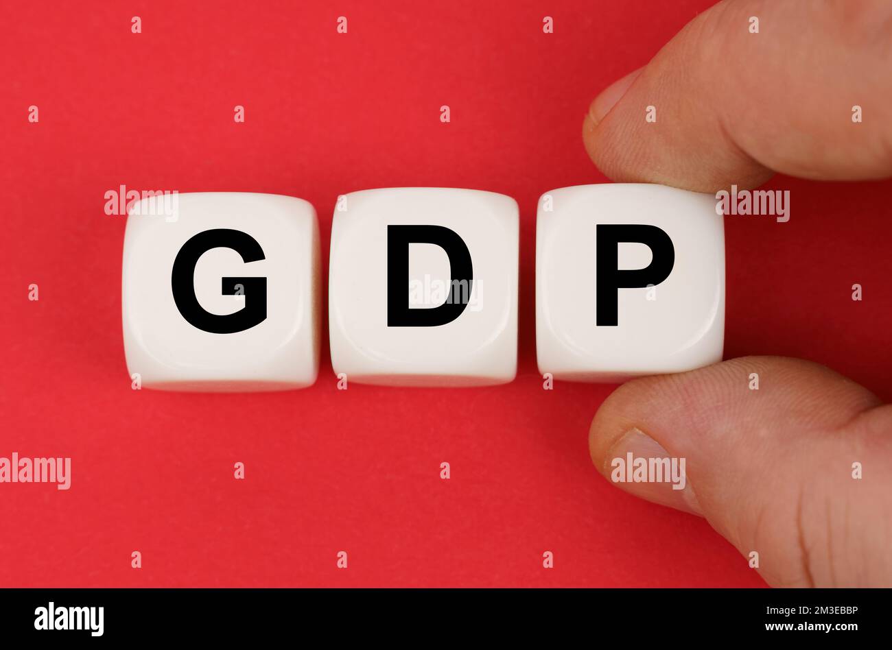 Affari e finanza. Sulla superficie rossa, cubetti bianchi con l'iscrizione - GDP Foto Stock