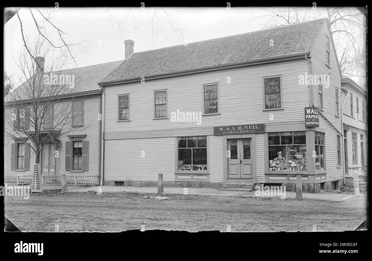 M.&A. McNeil drogherie, attualmente Puopolos a 222 North St. , Edifici. Collezione di diapositive in vetro della biblioteca pubblica di Hingham Foto Stock