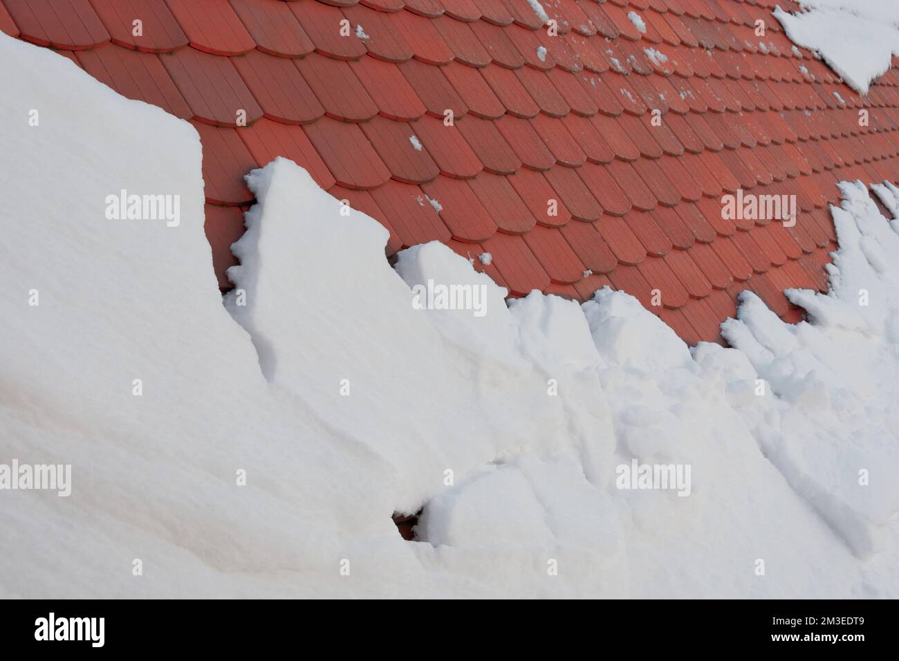 Valanga del tetto - la neve scivola via dal tetto Foto Stock