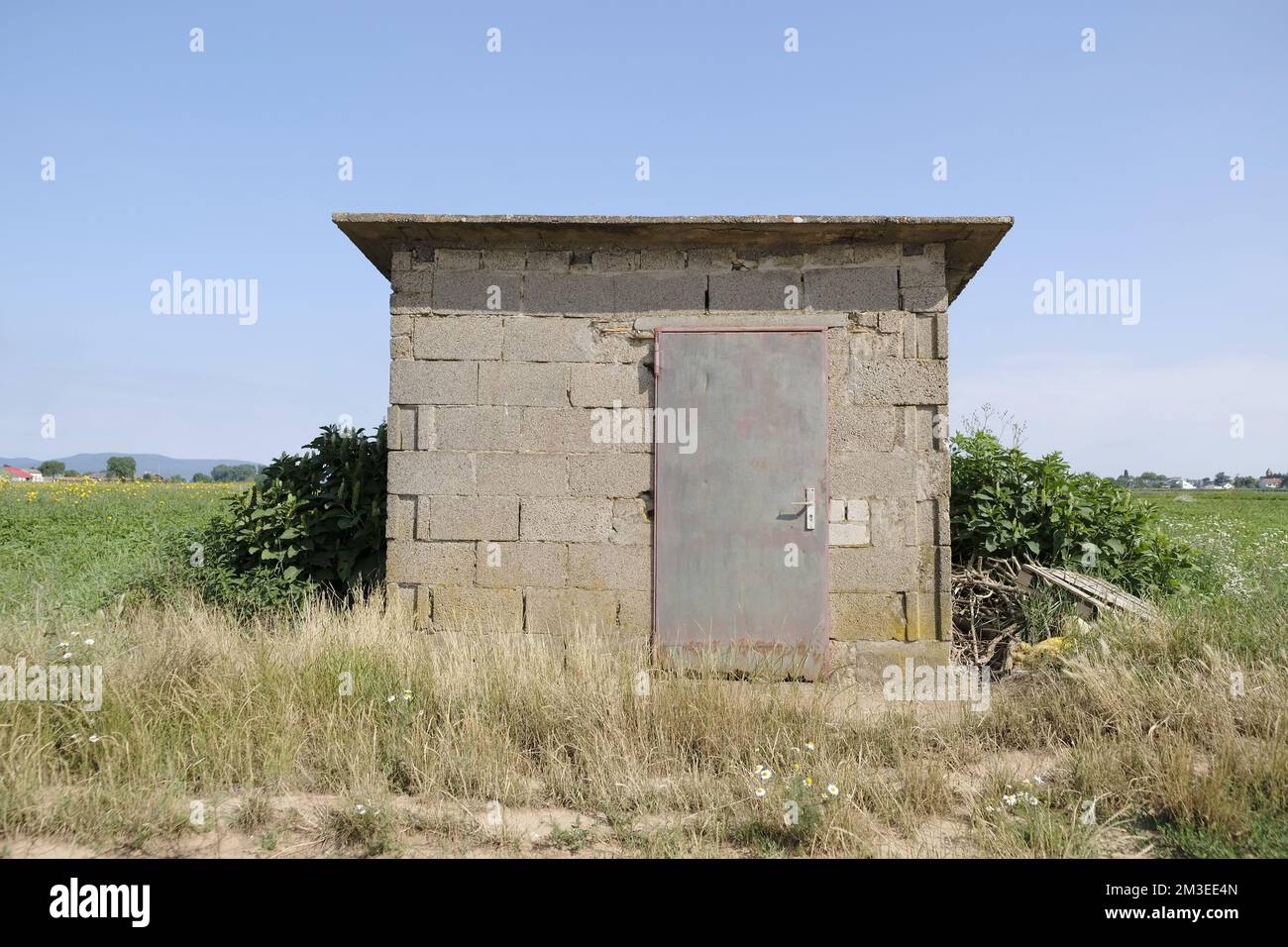 Riparo in un campo vicino al lato strada Foto Stock