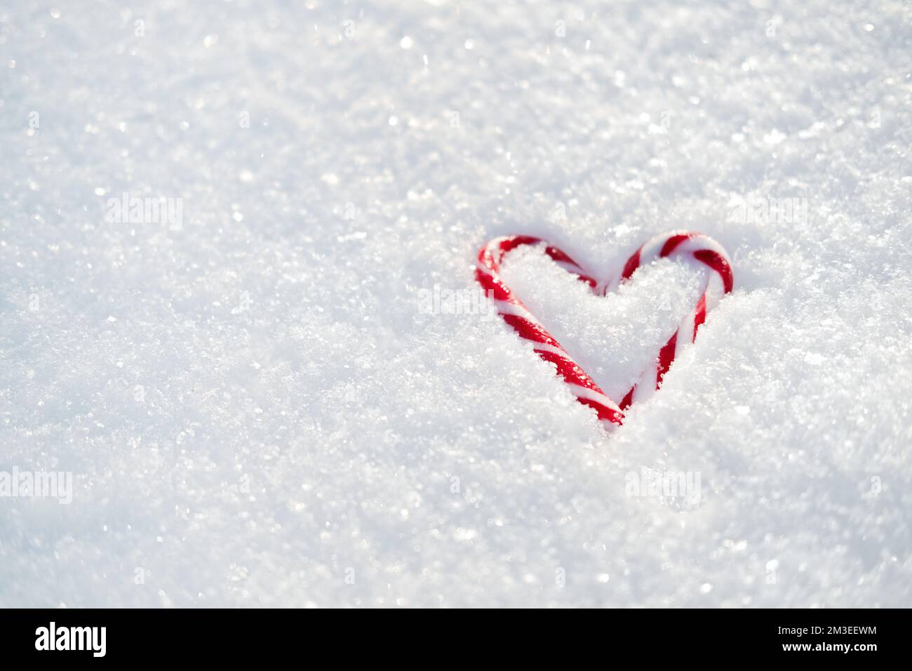 San Valentino, amore, romantico banner web con cuore di caramella rossa sulla neve bianca. San Valentino sfondo giorno all'aperto. Spazio di copia. Foto Stock