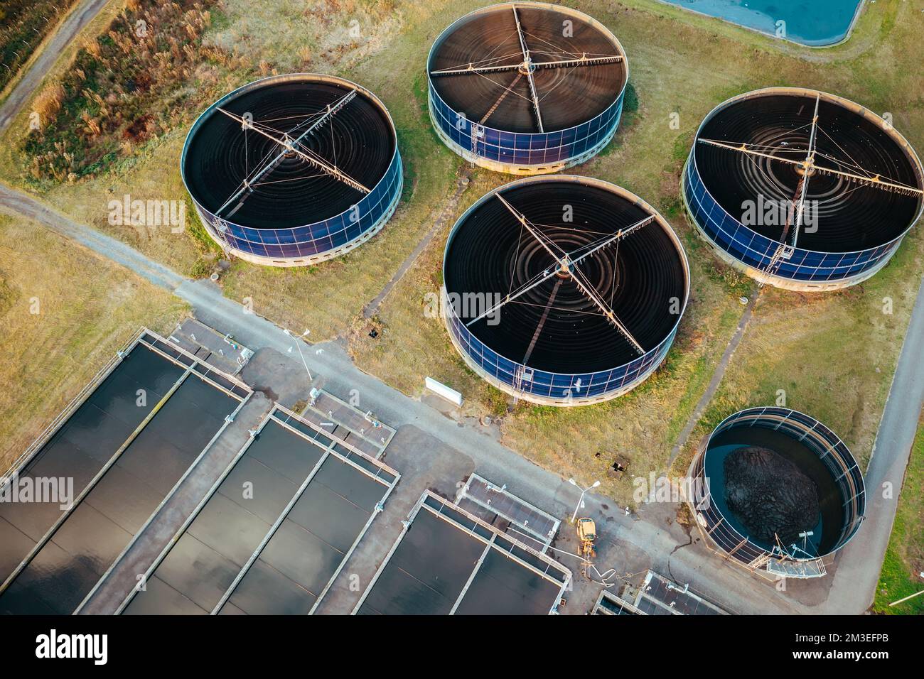 Impianto fognario, fognario e di trattamento delle acque reflue, vista aerea dal drone. Foto Stock