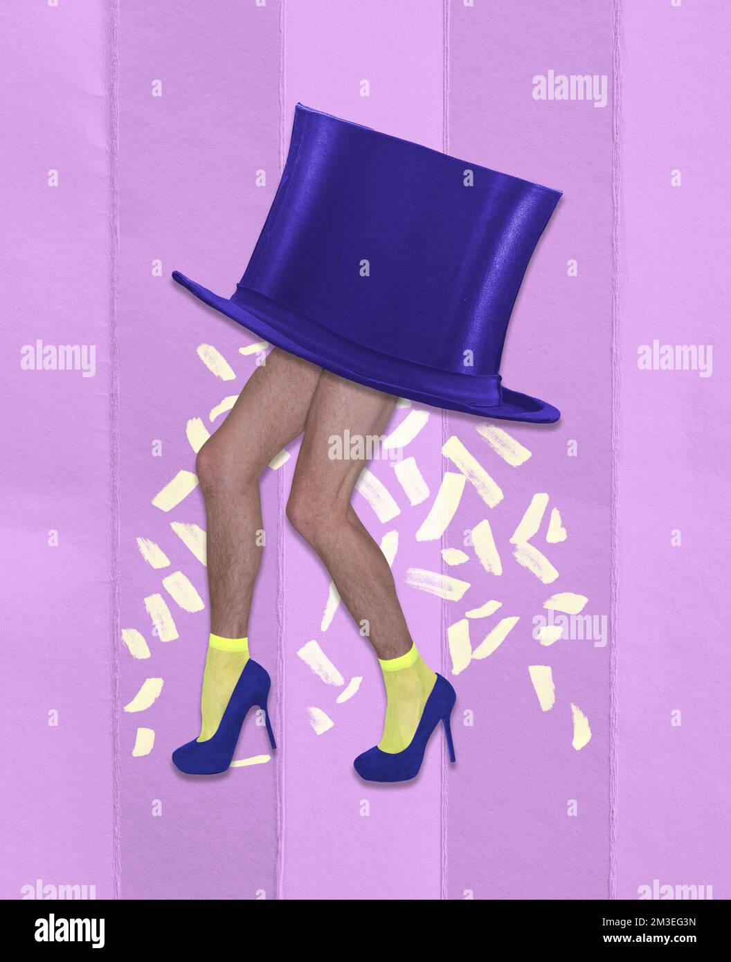 Collage d'arte contemporanea. Design creativo. Coda. Gambe maschili su tacchi e cappello che ballano su sfondo viola. Transgender Foto Stock