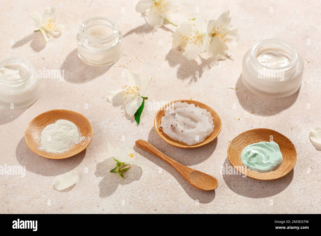 prodotti per la cura della pelle e fiori di gelsomino. cosmetici naturali per trattamenti benessere a casa Foto Stock