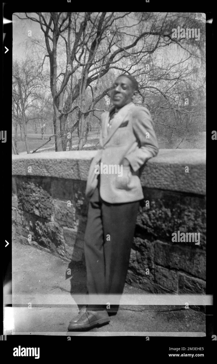 Un uomo si appoggia contro un muro di pietra, muri di pietra. Collezione Jack Miller Foto Stock