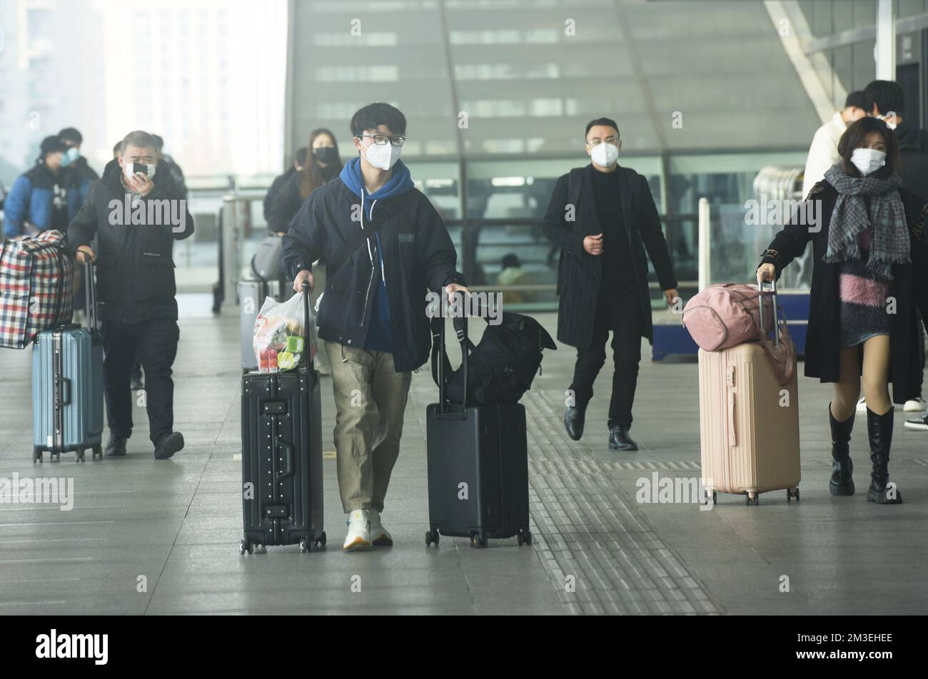 HANGZHOU, CINA - 15 DICEMBRE 2022 - Un gran numero di passeggeri che indossano maschere aspettano nella sala d'attesa della stazione ferroviaria di Hangzhou Est Foto Stock