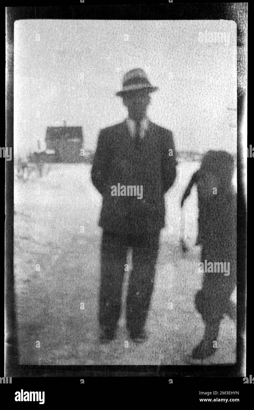 Un uomo che indossa una tuta e un cappello ,. Collezione Jack Miller Foto Stock