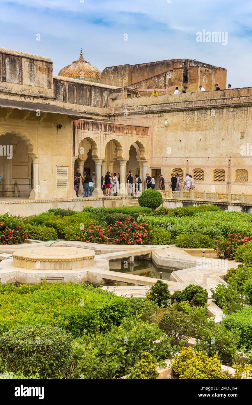 Giardino al cortile centrale del Forte Amer a Jaipur, India Foto Stock