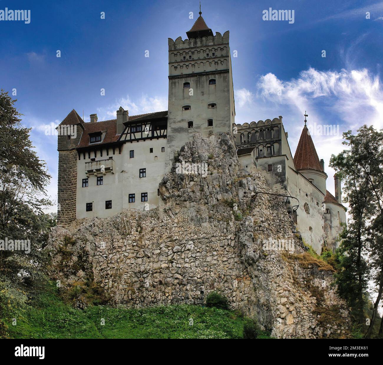 Il Castello di Bran, noto come Castello di Dracula, è la fortezza più famosa e visitata della Transilvania (Romania) ed è situato a Bran, vicino alla città di Bra Foto Stock