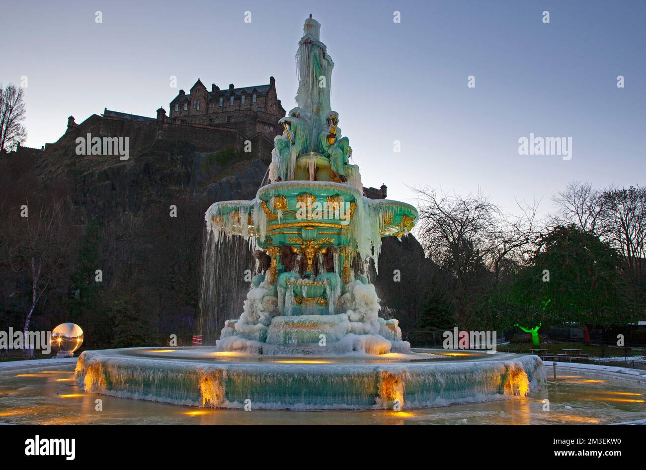 West Edinburgh, Scotland, UK.15th dicembre 2022. Princes Street Gardens West, la Ross Fountain ricoperta da uno spesso strato di ghiaccio dopo diversi giorni di temperatura ben al di sotto dello zero con il castello di edimburgo sullo sfondo. Temperatura oggi -2 gradi centigradi con neve prevista nelle prime ore di domani. Credit: ArchWhite/alamy live news. Foto Stock