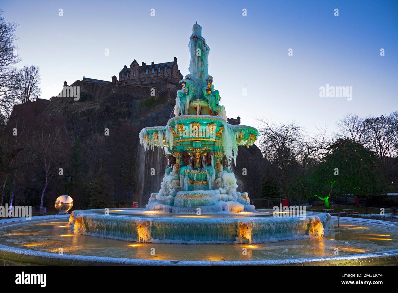 West Edinburgh, Scotland, UK.15th dicembre 2022. Princes Street Gardens West, la Ross Fountain ricoperta da uno spesso strato di ghiaccio dopo diversi giorni di temperatura ben al di sotto dello zero con il castello di edimburgo sullo sfondo. Temperatura oggi -2 gradi centigradi con neve prevista nelle prime ore di domani. Credit: ArchWhite/alamy live news. Foto Stock