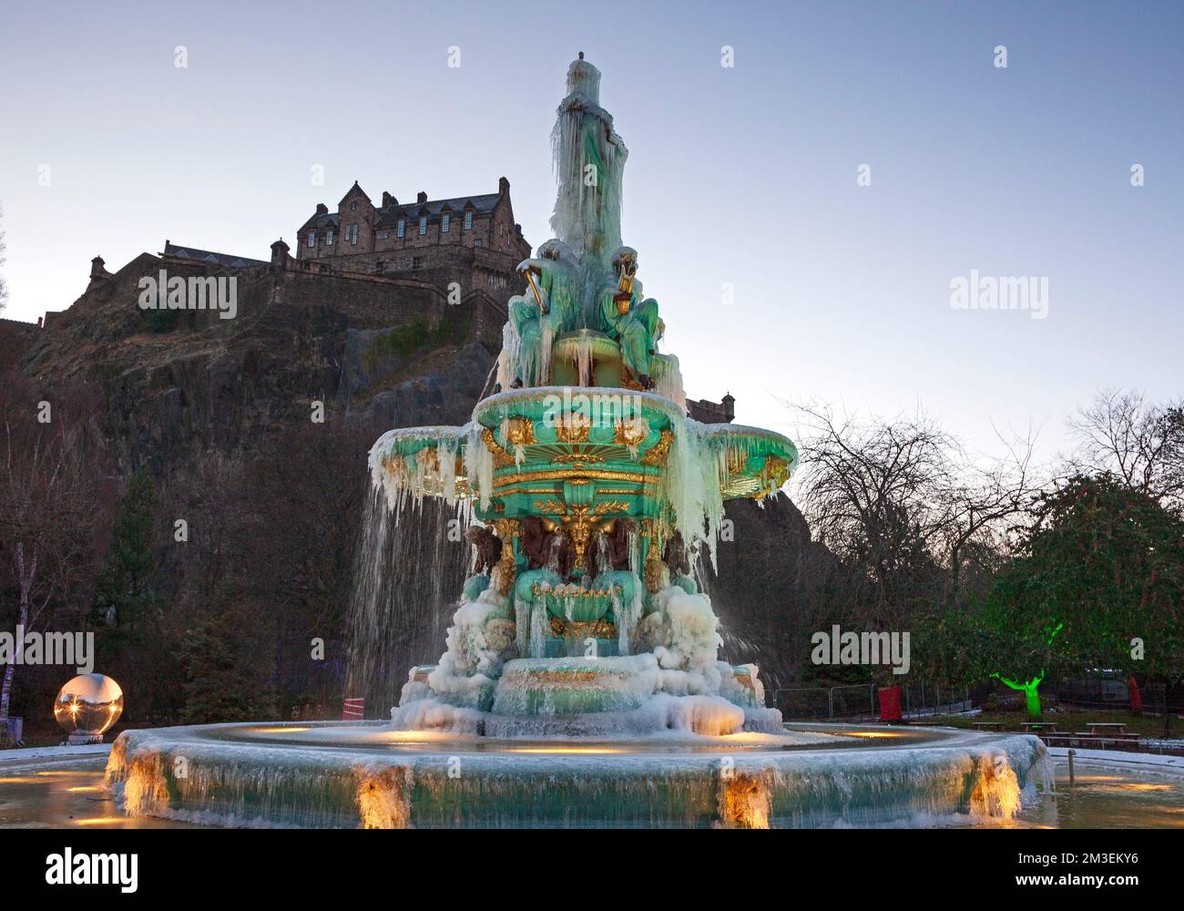 West Edinburgh, Scotland, UK.15th dicembre 2022. Princes Street Gardens West, la Ross Fountain ricoperta da uno spesso strato di ghiaccio dopo diversi giorni di temperatura ben al di sotto dello zero con il castello di edimburgo sullo sfondo. Temperatura oggi -2 gradi centigradi con neve prevista nelle prime ore di domani. Credit: ArchWhite/alamy live news. Foto Stock