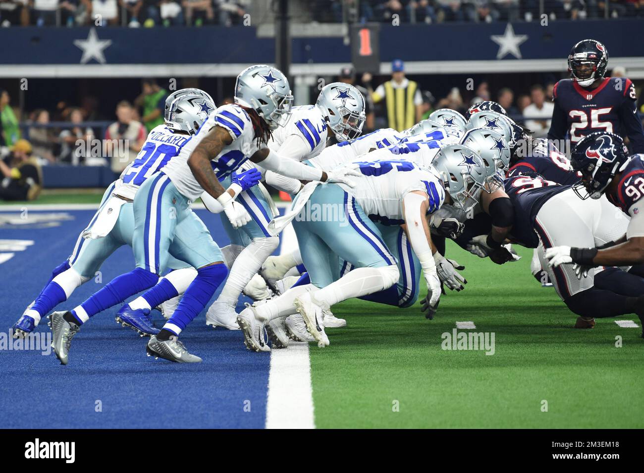 Dak Prescott (4) e l'intera linea offensiva si surge in avanti su un guardiano del quarterback con 7:57 a sinistra nel 4th° trimestre di Dallas Cowboys Foto Stock