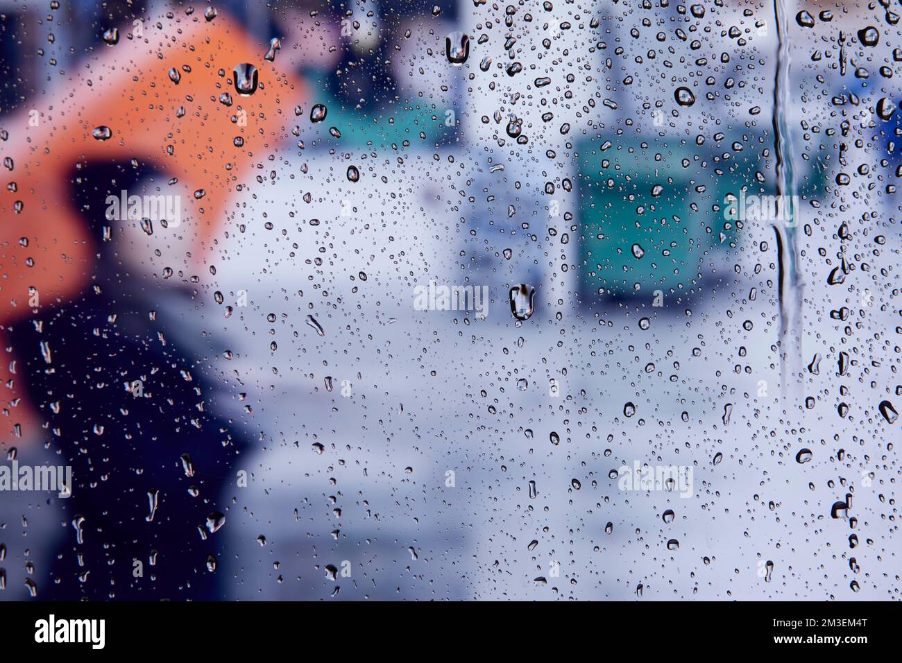 Il paesaggio fuori dalla finestra in una giornata piovosa Foto Stock