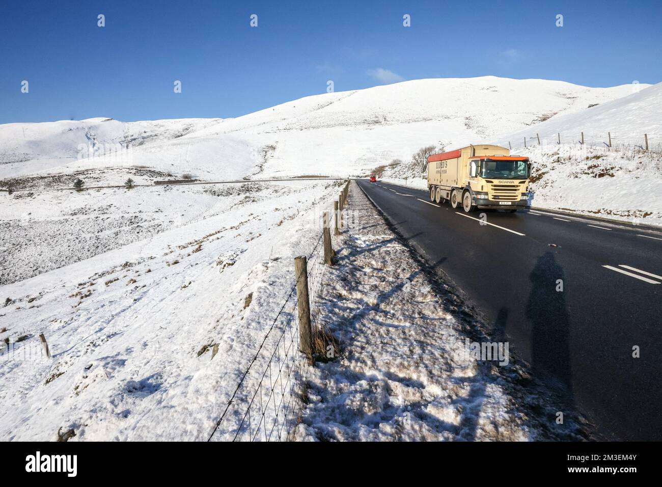 UK Weather:Snow, Ice, e temperature fredde su A44 strada principale in Powys, Mid Wales.The A44 strada principale attraverso Mid Wales è stato salato, gritted, da, Powys County Council. Foto scattate su alta sezione della strada rurale, di montagna, vicino Llangurig.Powys County Council ha 5.500 chilometri di autostrada, e, sali, grits, la, strade principali prima. Bus,servizio,camion,furgone bianco, consegna,veicoli,auto, in grado,di,guidare,attraverso,l'inverno,dicembre,condizioni. Lay by, layby,with SOS,Emergency,phone,service,for,breakdown,guasti. Foto Stock