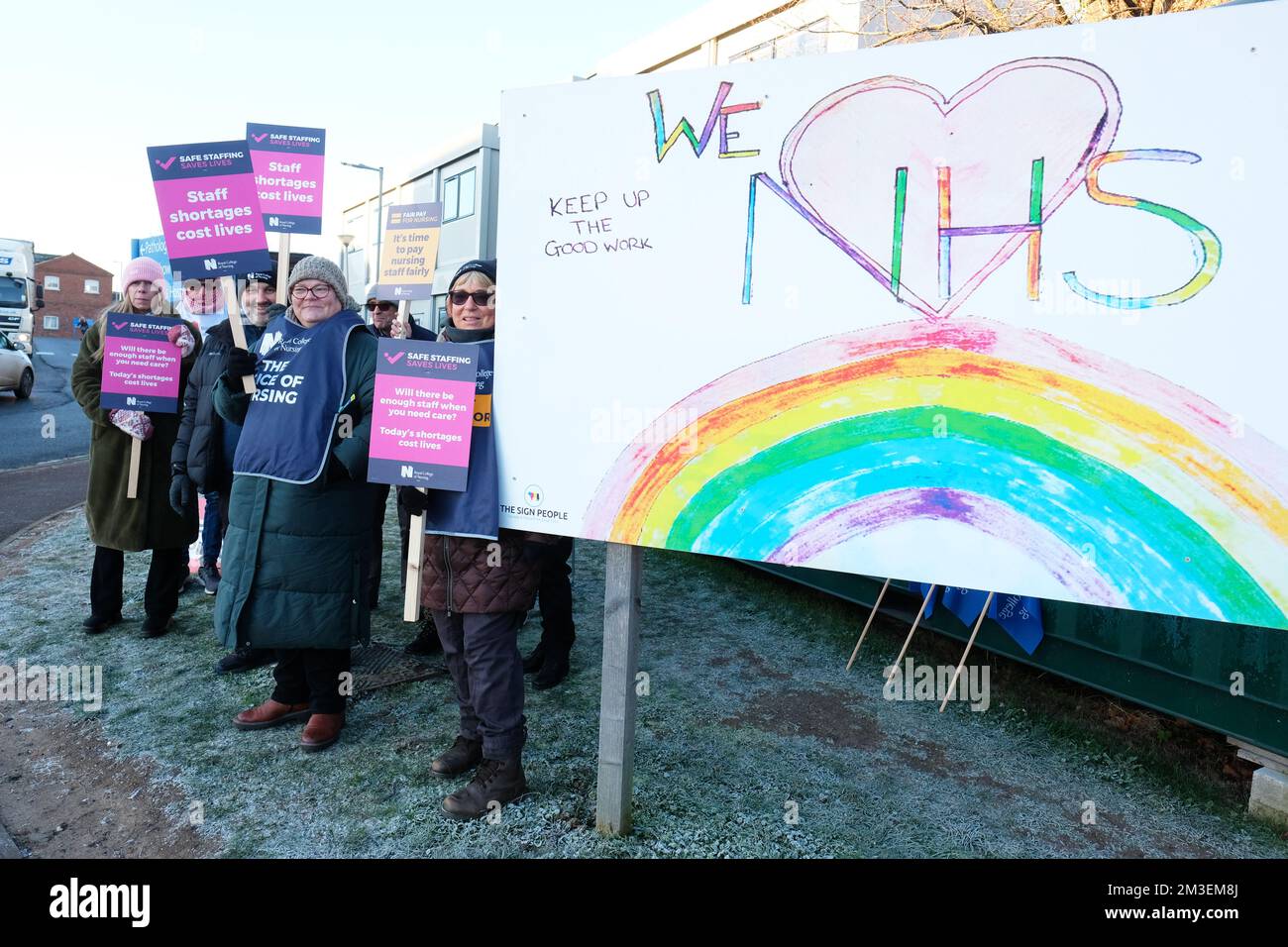 Hereford Hospital, Hereford, Regno Unito – giovedì 15th dicembre 2022 – membri del Royal College of Nursing ( RCN ) in sciopero al di fuori della Stonebow Unit ( assistenza sanitaria mentale ) All'Hereford Hospital a temperature ben al di sotto dello zero - questo è il primo dei due giorni di sciopero previsti in dicembre e il primo giorno di sciopero da quando l'Unione è stata fondata nel 1916. Foto Steven Maggio / Alamy Live News Foto Stock