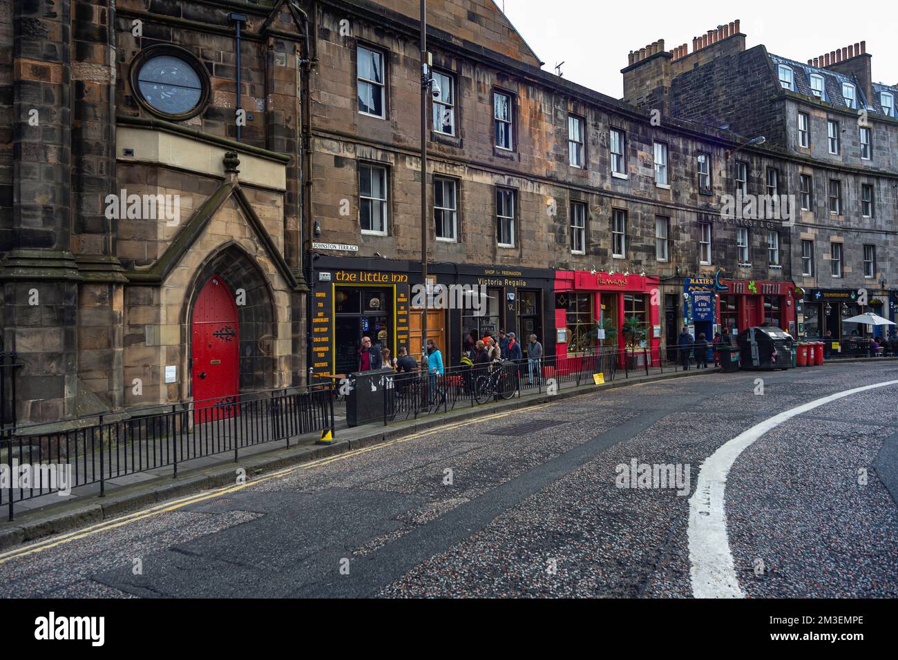 Johnston Terrace, Street Scene con facciate colorate e edifici storici a Edimburgo. Foto Stock