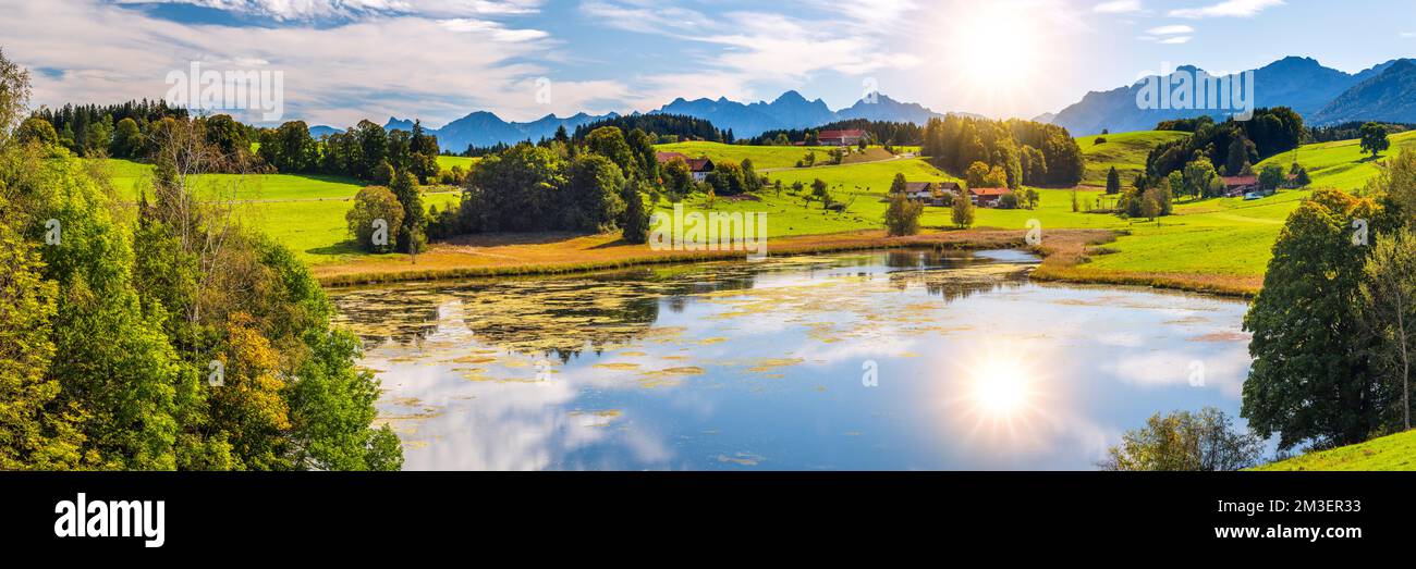vista panoramica sulla scena rurale con lago e catena montuosa Foto Stock