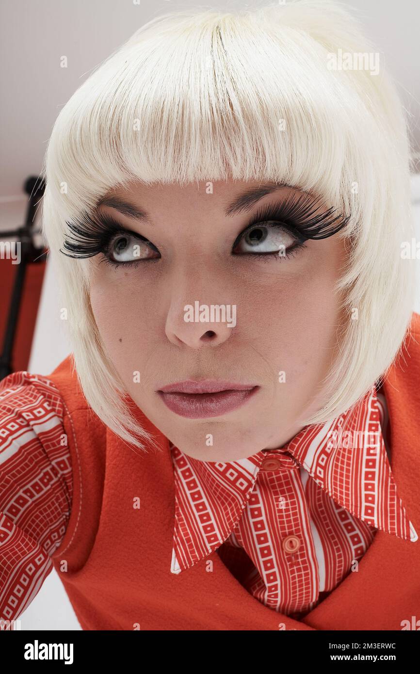 Un colpo di testa di una donna attraente in stile anni '60 trucco grandi eyelashes, Regno Unito Foto Stock