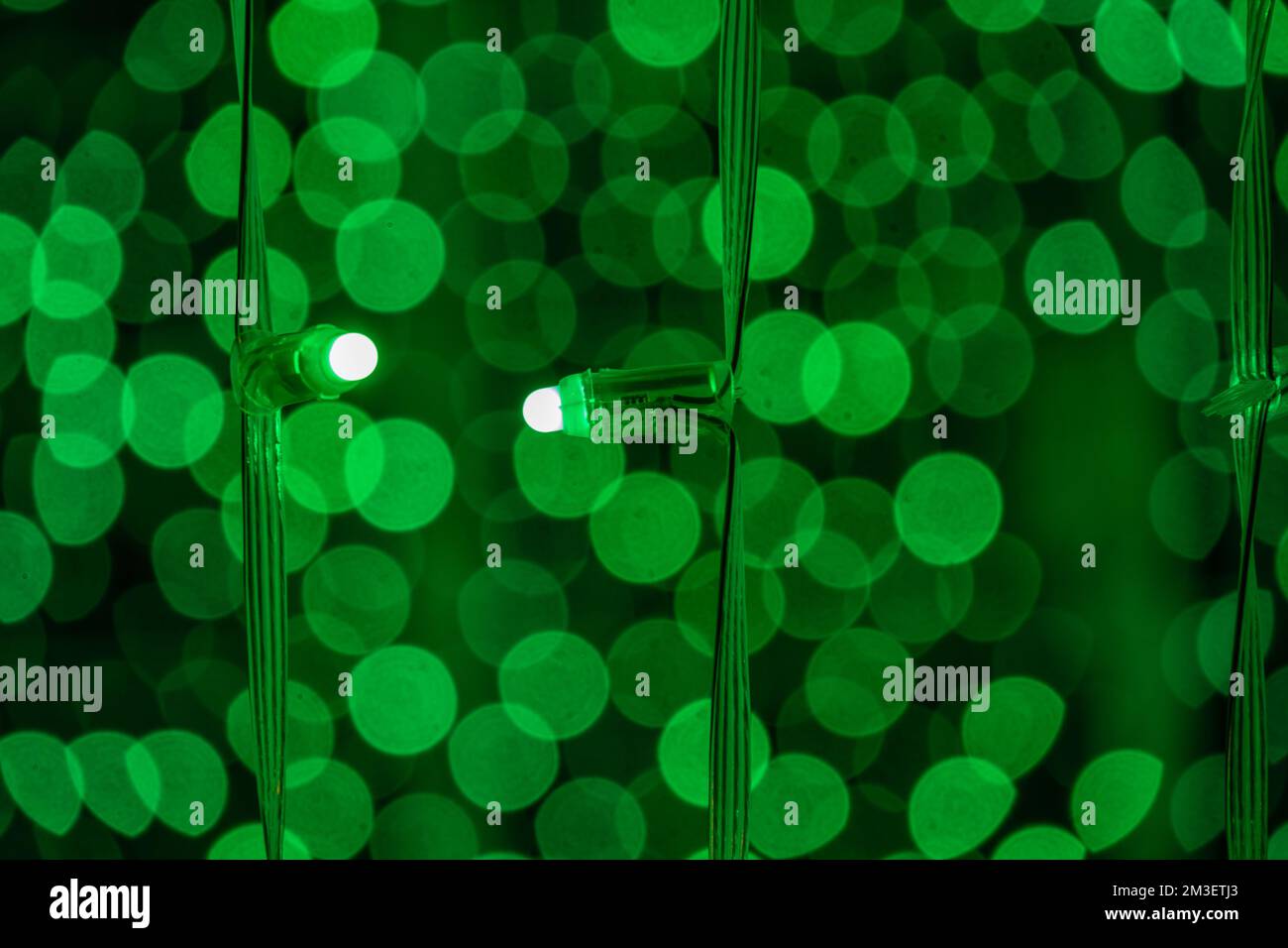 Efecto bokeh enfocando algunas bombillas de una gran bola de decoración navideña en la ciudad Foto Stock