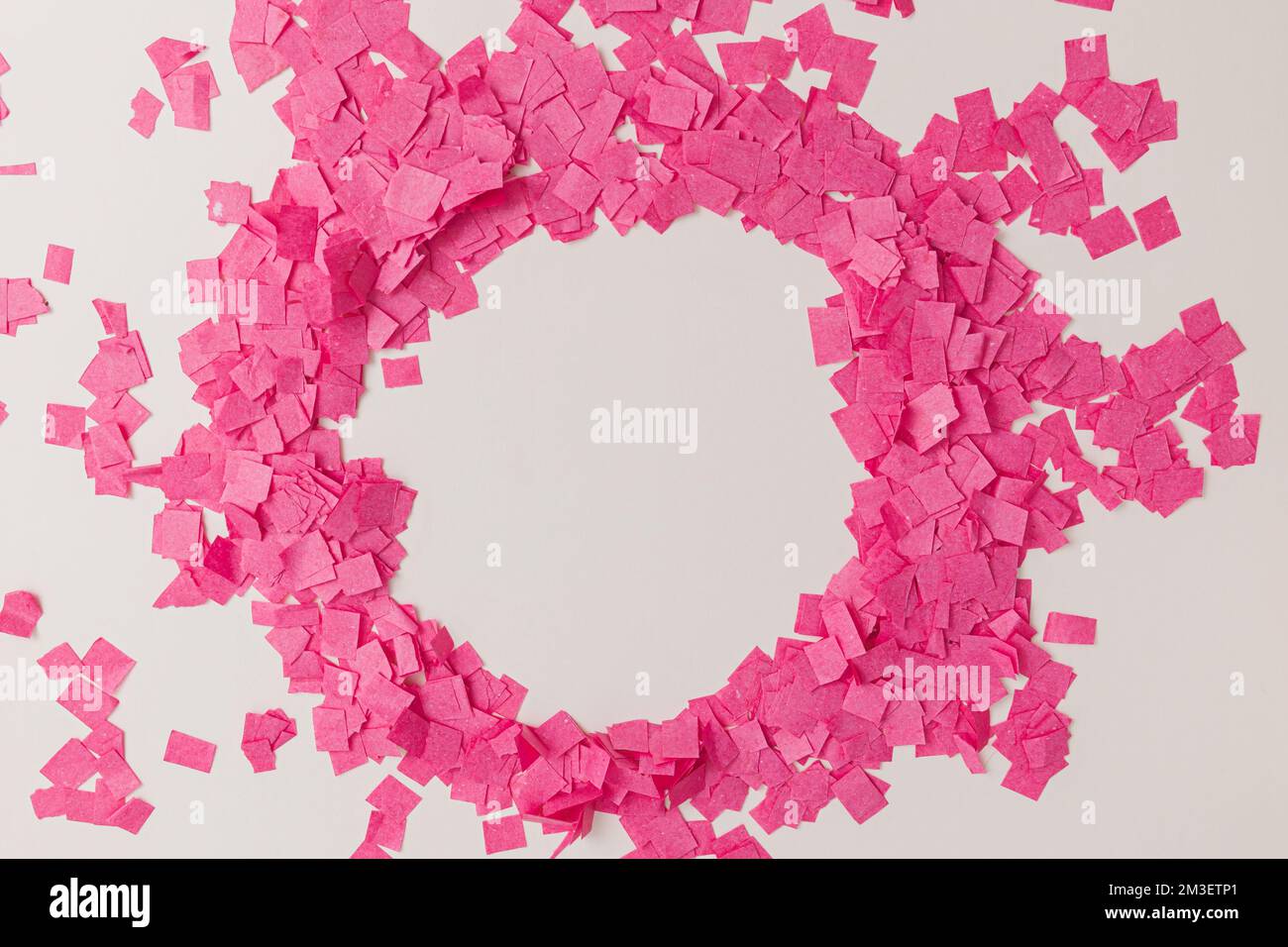festa creativa, lunare cornice di capanno con carta coriandoli rosa su sfondo bianco, vista dall'alto Foto Stock