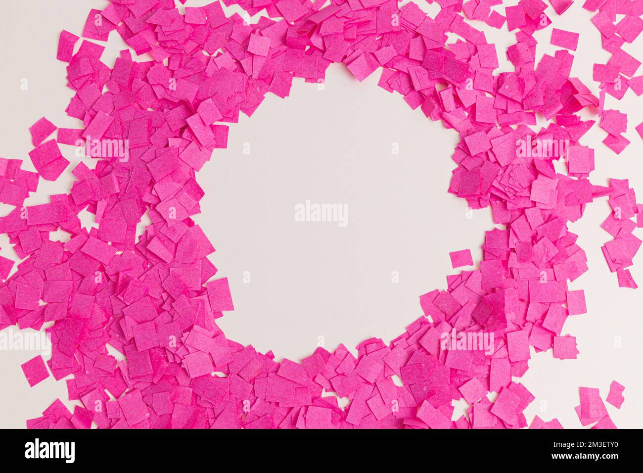 festa creativa, lunare cornice di capanno con carta coriandoli rosa su sfondo bianco, vista dall'alto Foto Stock