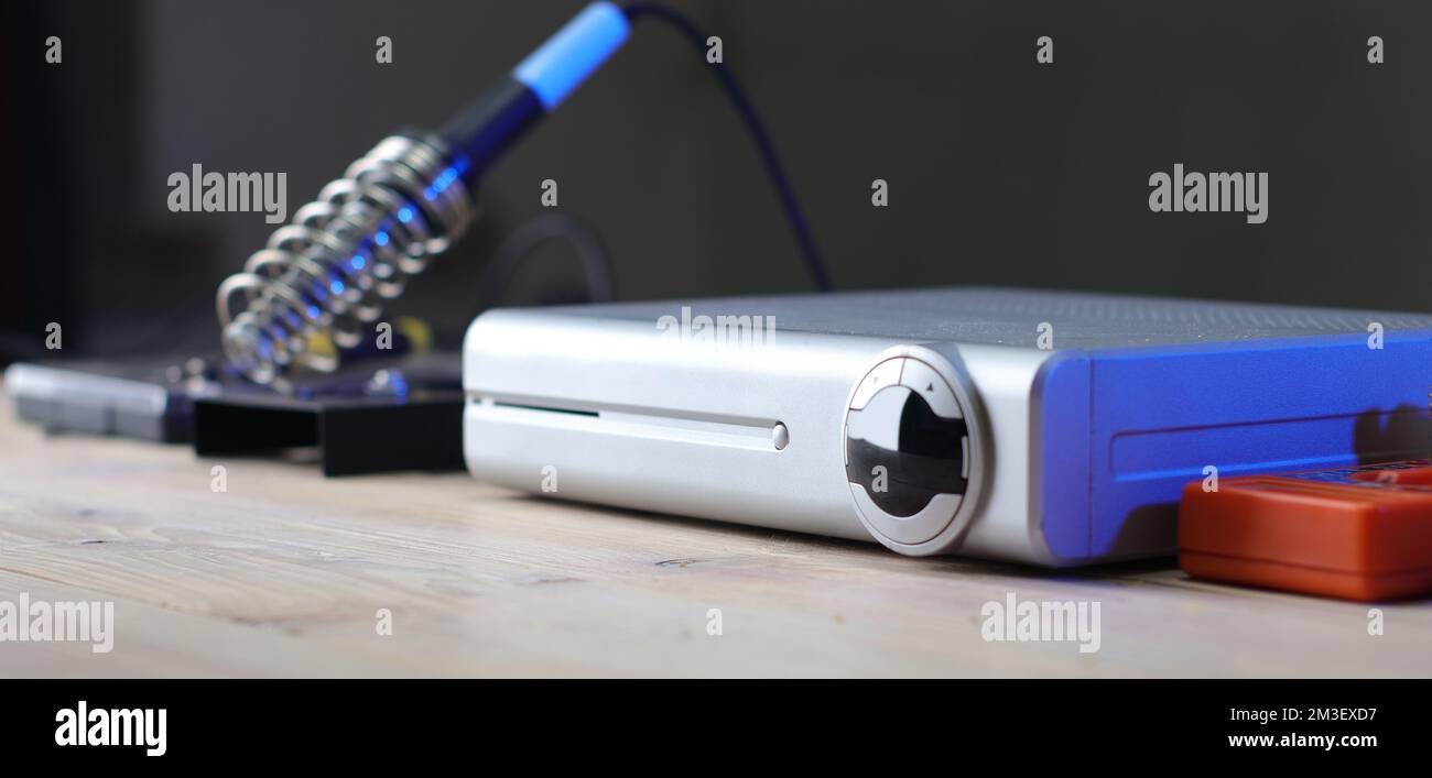 sintonizzatore tv satellitare digitale su tavolo e sfondo colorato Foto Stock