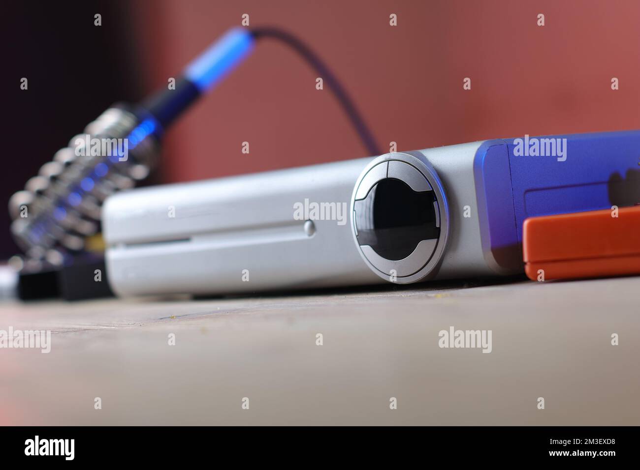 sintonizzatore tv satellitare digitale su tavolo e sfondo colorato Foto Stock