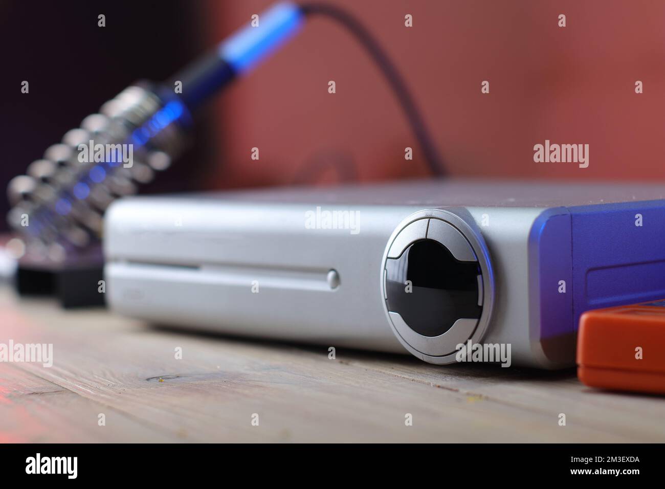 sintonizzatore tv satellitare digitale su tavolo e sfondo colorato Foto Stock