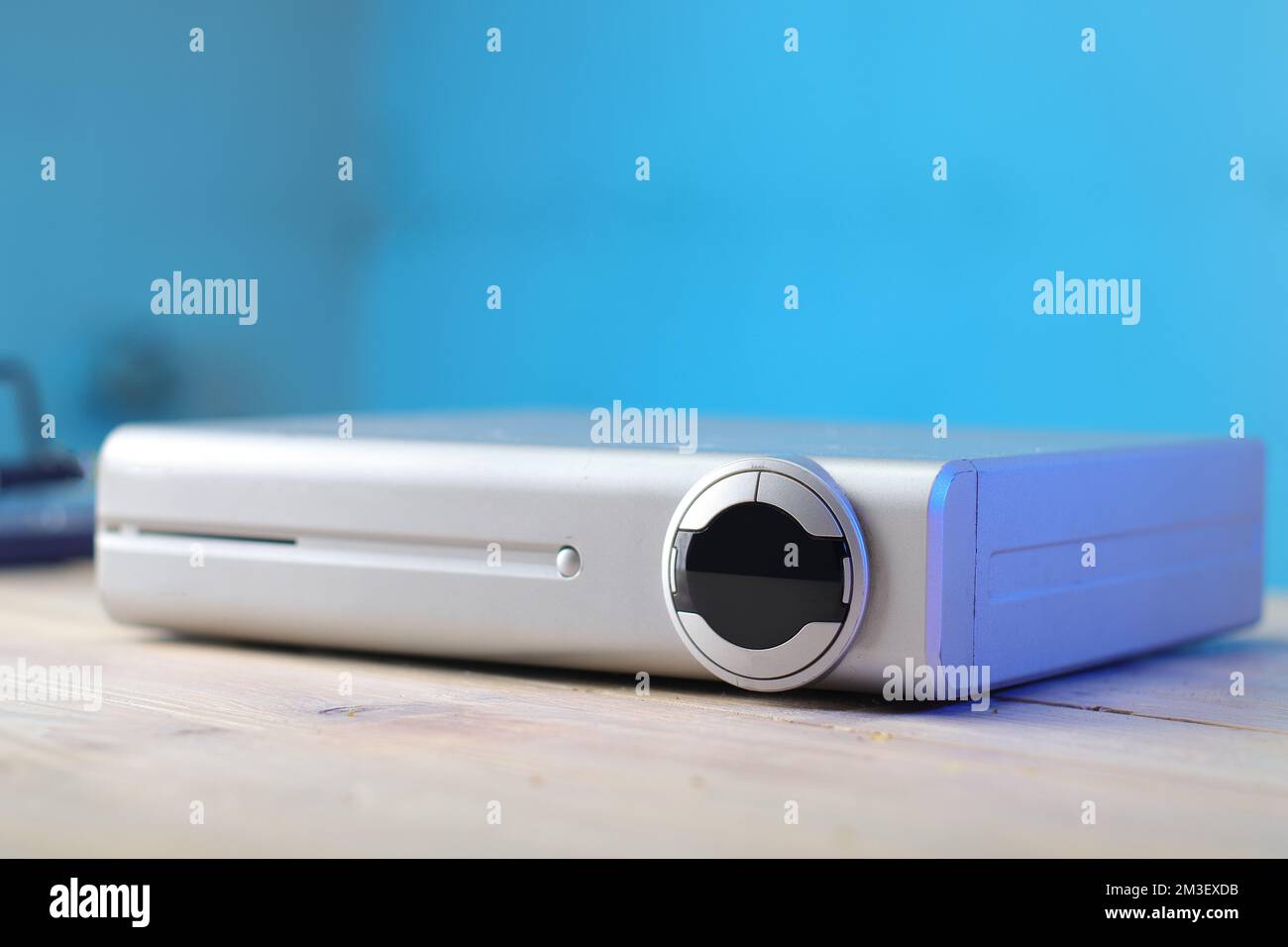 sintonizzatore tv satellitare digitale su tavolo e sfondo colorato Foto Stock