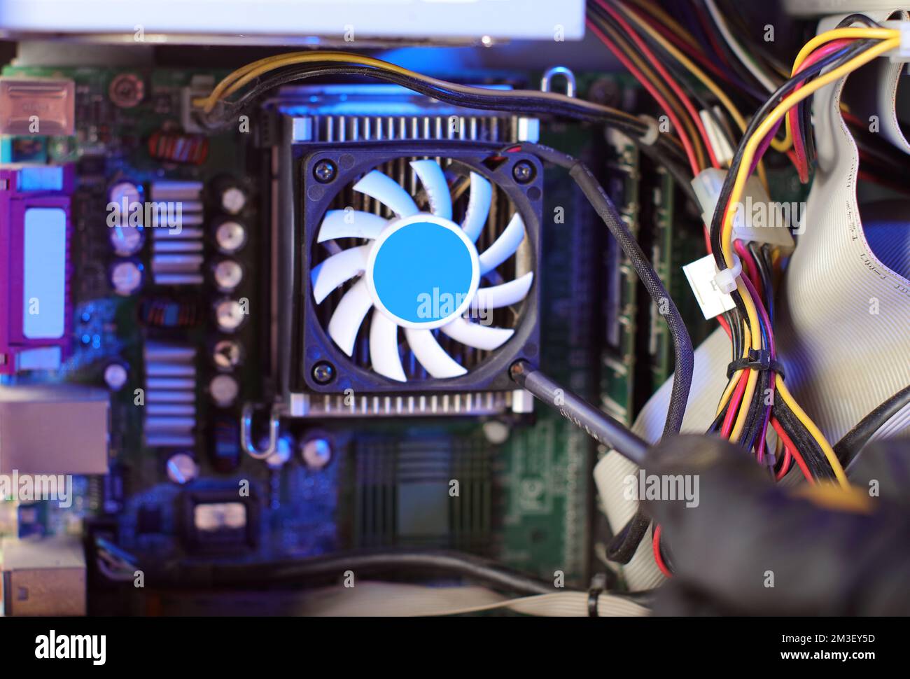 sostituzione della ventola della cpu nel computer da parte della persona sul tavolo Foto Stock