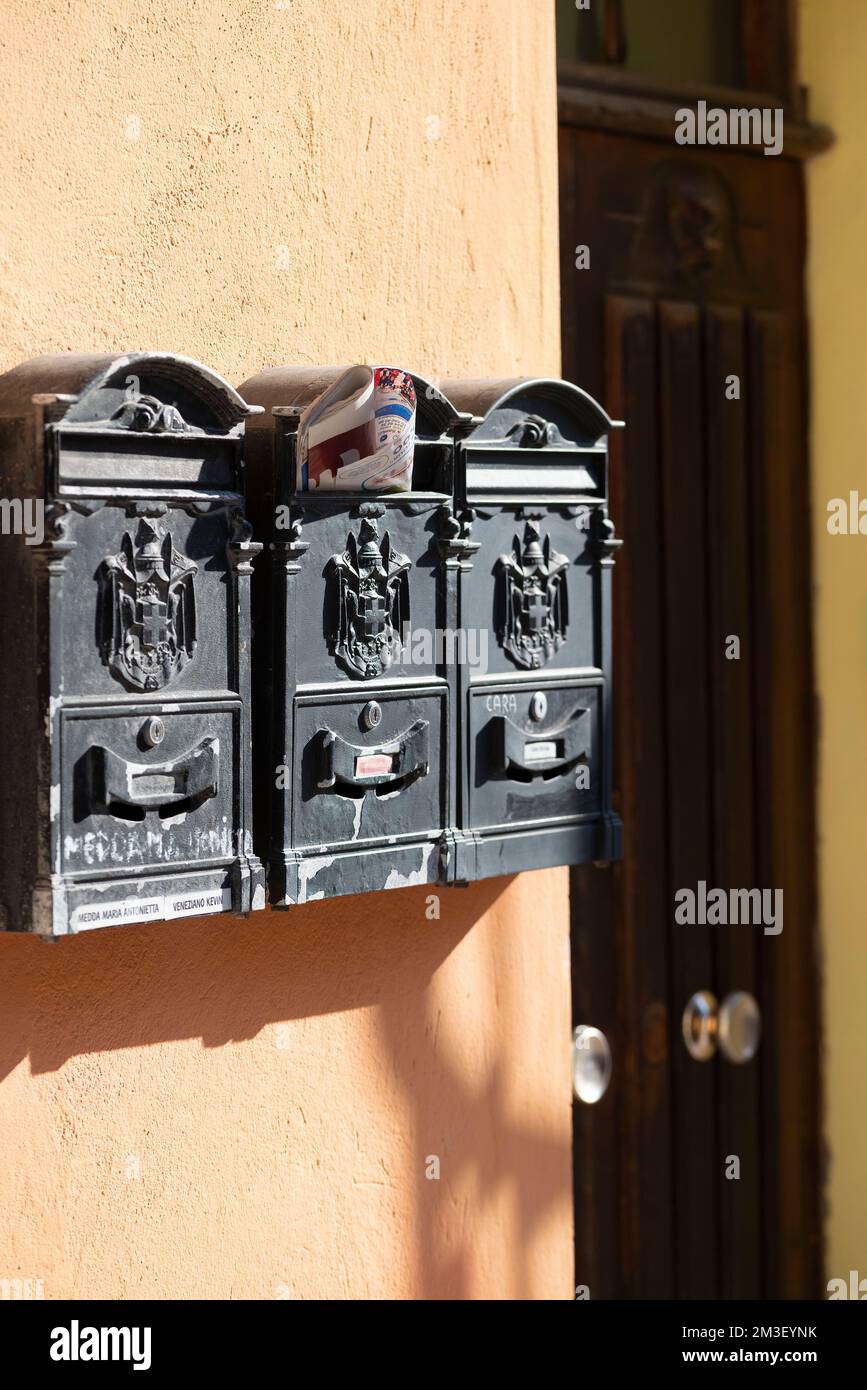Old antique mailboxes immagini e fotografie stock ad alta risoluzione -  Alamy