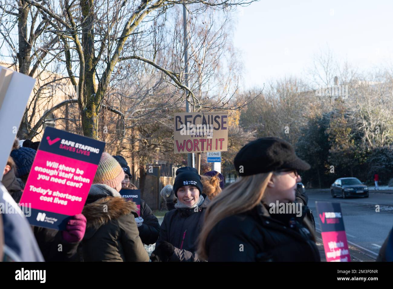 Oxford, Regno Unito. Dicembre 15th 2022 gli infermieri di Oxford, Regno Unito a Oxford hanno intrapreso oggi un'azione di sciopero per promuovere livelli di personale sicuri e una retribuzione equa. Infermieri nel 44 (su 219) Trusts in Inghilterra ha votato per sciopero in un voto storico, con azione sciopero della durata di 12 ore. Le cure critiche (incluse tutte le aree ITU e la chemioterapia) continueranno ad essere disponibili. La RCN dichiara: Ogni membro del personale infermieristico sente un peso pesante di responsabilità per rendere questo sciopero sicuro. I pazienti sono già a grande rischio e non vi aggiungeremo nulla. NELLA FOTO: La linea del John Radcliffe Hospital Bridget Catterall/AlamyLiveNews Foto Stock