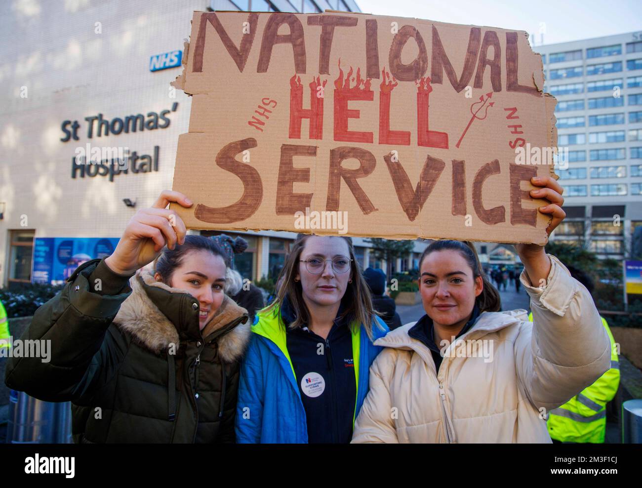 Londra, Regno Unito. 15th Dec, 2022. Infermieri e personale infermieristico si dimostrano fuori dal St Thomas's Hospital di Londra. Decine di migliaia di infermieri sono stati scioperi per la loro prima passeggiata di massa in un secolo in Inghilterra, Galles e Irlanda del Nord. L’azione, un tentativo di garantire aumenti salariali al di sopra dell’inflazione, è andata avanti dopo i colloqui per evitare che si sia conclusa in una situazione di stallo. Linee di picket sono in atto presso decine di ospedali e migliaia di NHS appuntamenti e operazioni sono stati annullati. Credit: Notizie dal vivo di Mark Thomas/Alamy Foto Stock