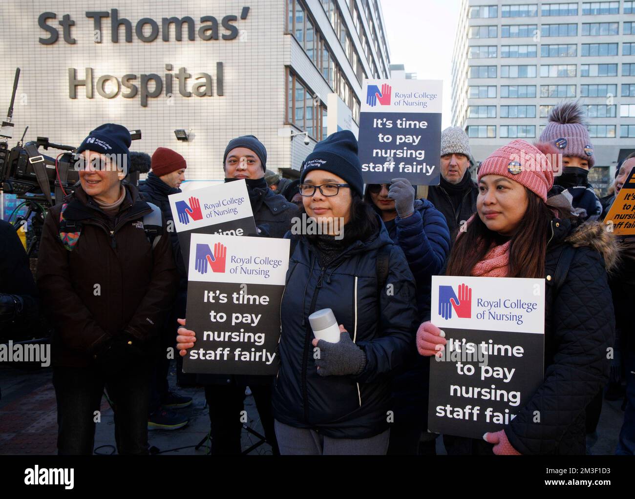 Londra, Regno Unito. 15th Dec, 2022. Infermieri e personale infermieristico si dimostrano fuori dal St Thomas's Hospital di Londra. Decine di migliaia di infermieri sono stati scioperi per la loro prima passeggiata di massa in un secolo in Inghilterra, Galles e Irlanda del Nord. L’azione, un tentativo di garantire aumenti salariali al di sopra dell’inflazione, è andata avanti dopo i colloqui per evitare che si sia conclusa in una situazione di stallo. Linee di picket sono in atto presso decine di ospedali e migliaia di NHS appuntamenti e operazioni sono stati annullati. Credit: Notizie dal vivo di Mark Thomas/Alamy Foto Stock