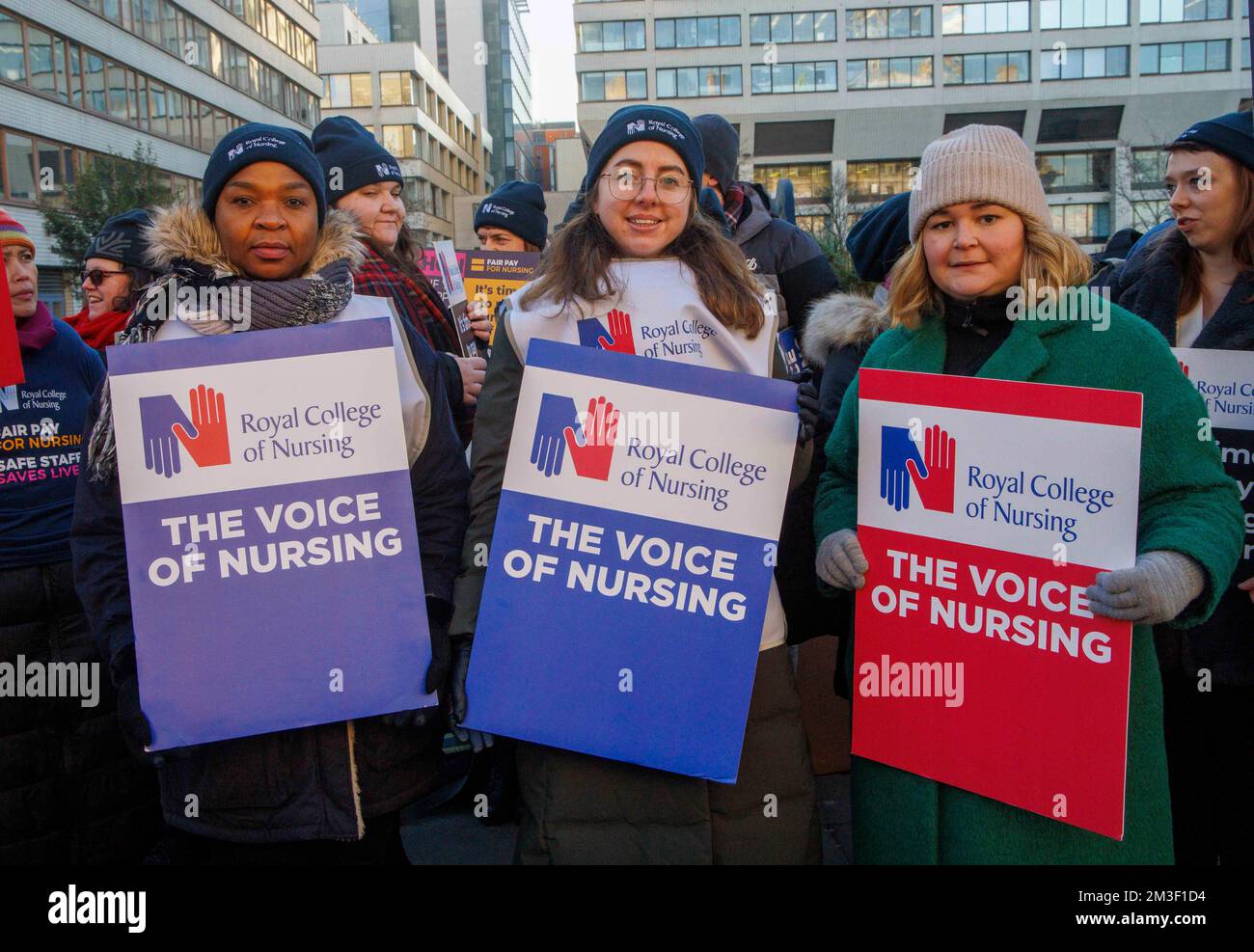 Londra, Regno Unito. 15th Dec, 2022. Infermieri e personale infermieristico si dimostrano fuori dal St Thomas's Hospital di Londra. Decine di migliaia di infermieri sono stati scioperi per la loro prima passeggiata di massa in un secolo in Inghilterra, Galles e Irlanda del Nord. L’azione, un tentativo di garantire aumenti salariali al di sopra dell’inflazione, è andata avanti dopo i colloqui per evitare che si sia conclusa in una situazione di stallo. Linee di picket sono in atto presso decine di ospedali e migliaia di NHS appuntamenti e operazioni sono stati annullati. Credit: Notizie dal vivo di Mark Thomas/Alamy Foto Stock