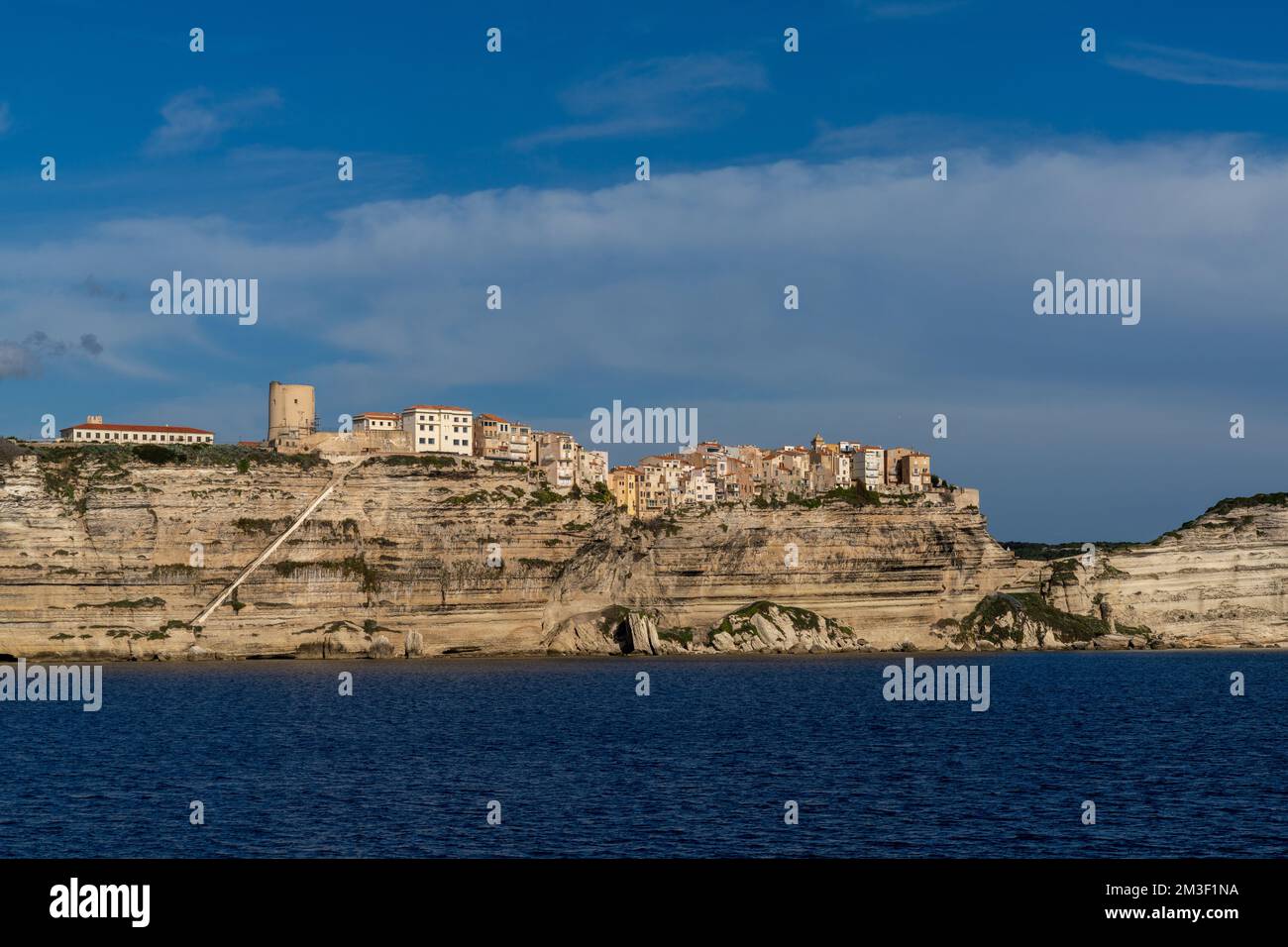 Una vista sulle ripide scogliere e la città fortificata di Bonfacio sulla costa meridionale della Corsica Foto Stock