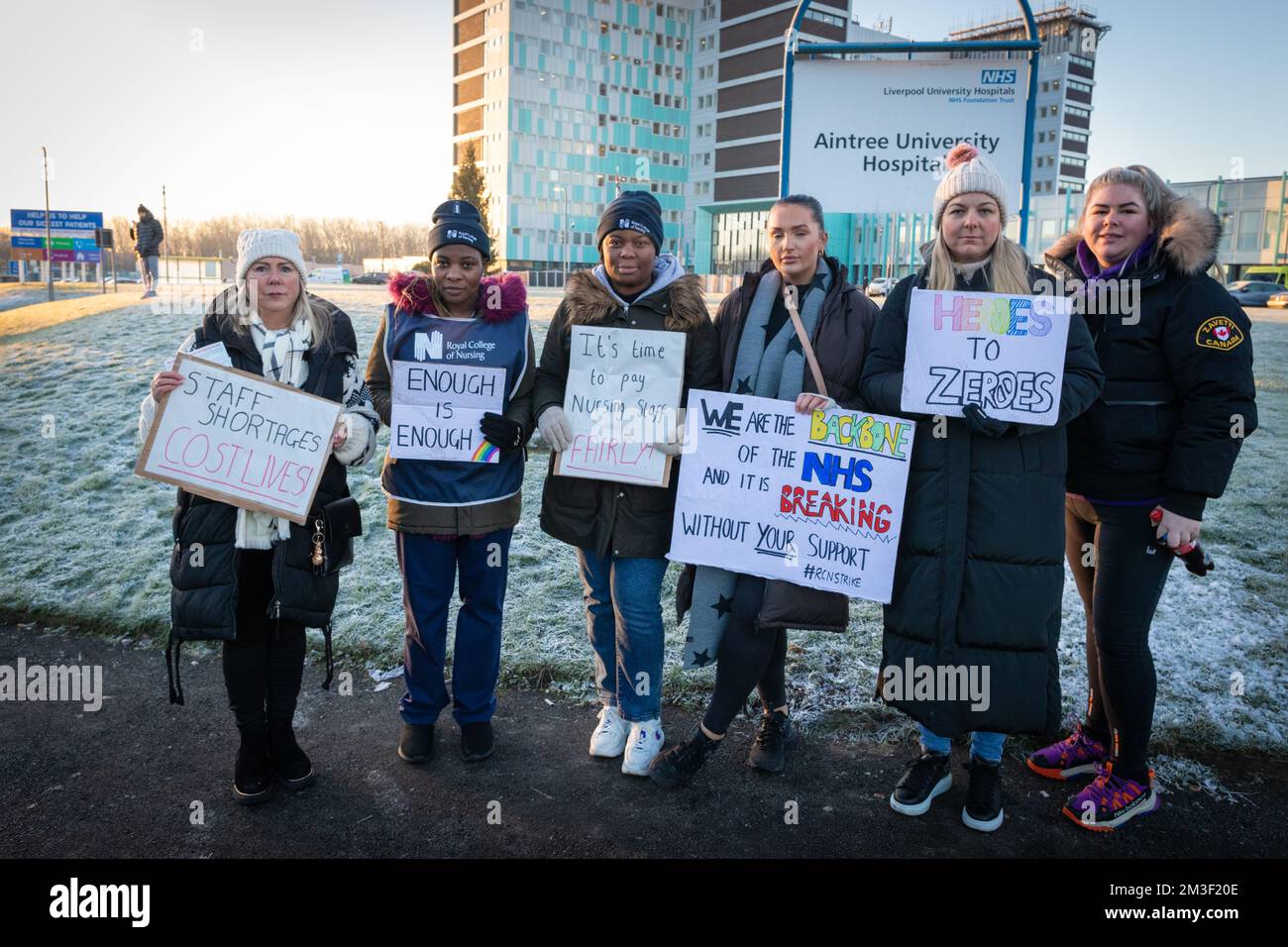 Liverpool, Regno Unito. 15th Dec, 2022. Gli infermieri con cartelloni si riuniscono alla linea di picket fuori dall'Aintree Hospital per uno dei più grandi scioperi NHS della storia. I membri del Royal College of Nursing protestano contro anni di tagli salariali in termini reali e vogliono vedere un aumento salariale del 5 per cento sopra l'inflazione. Credit: Andy Barton/Alamy Live News Foto Stock